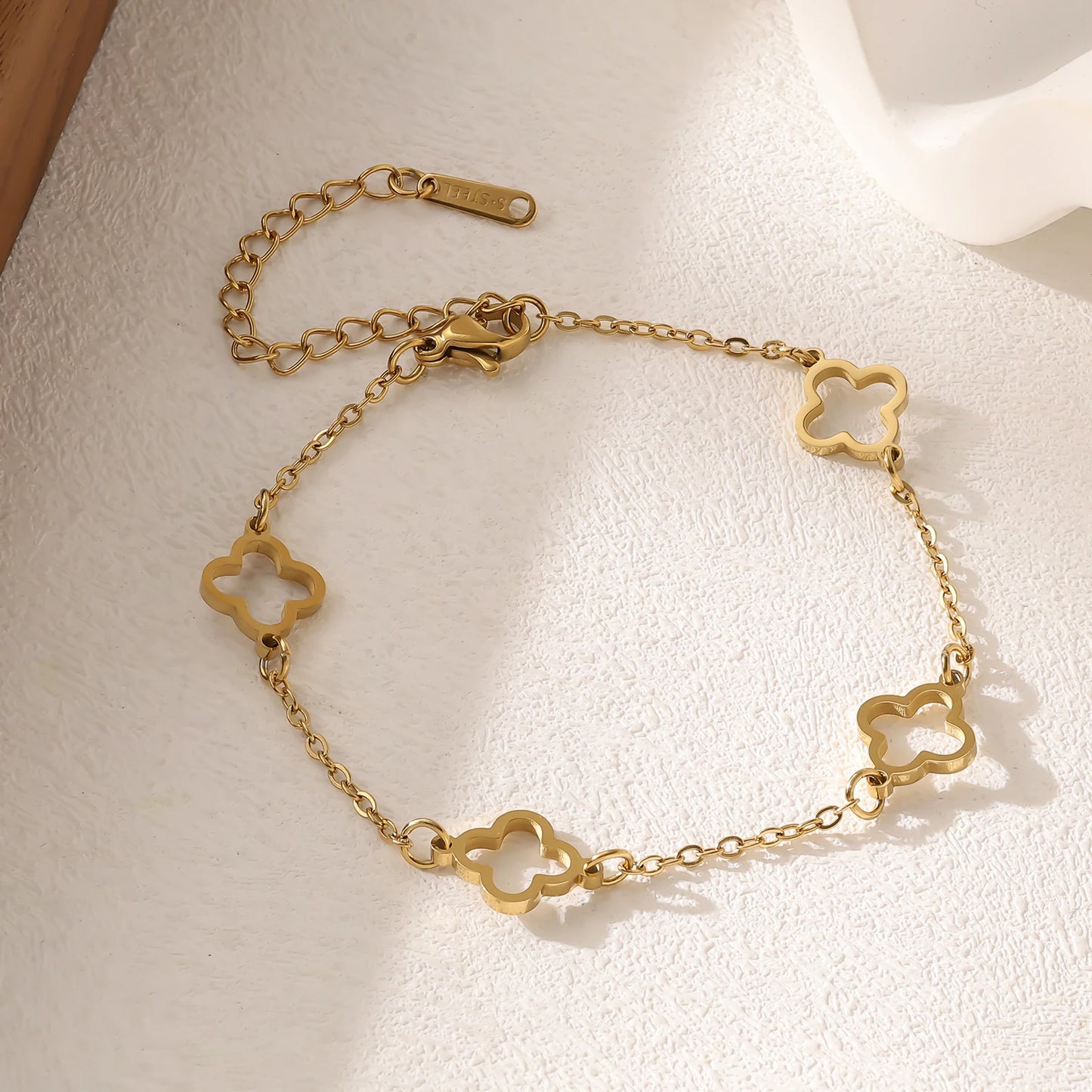 Fashion stainless steel clover bracelet for women, light luxury high-end women's bracelet