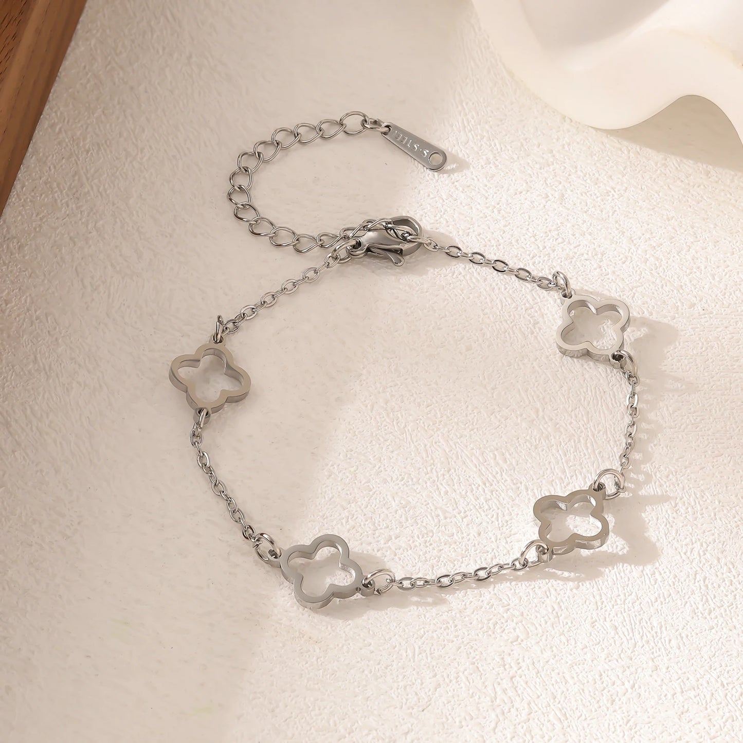 Fashion stainless steel clover bracelet for women, light luxury high-end women's bracelet